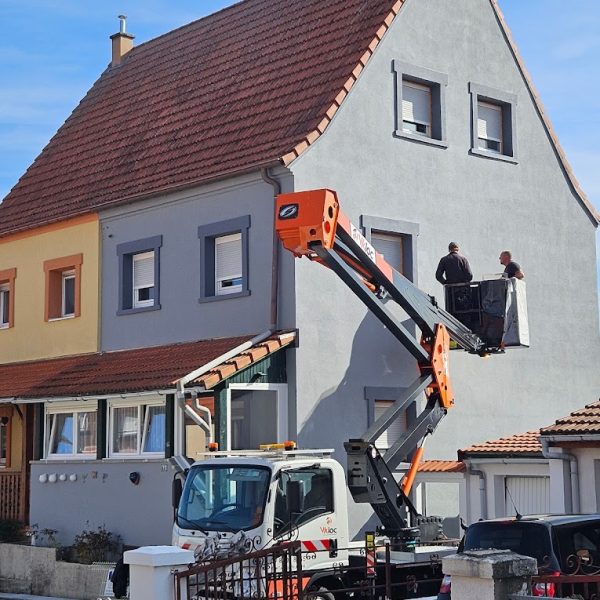 Peinture et Nettoyage Façade Redonnez éclat et fraîcheur à votre maison avec notre expertise en peinture et nettoyage de façade !